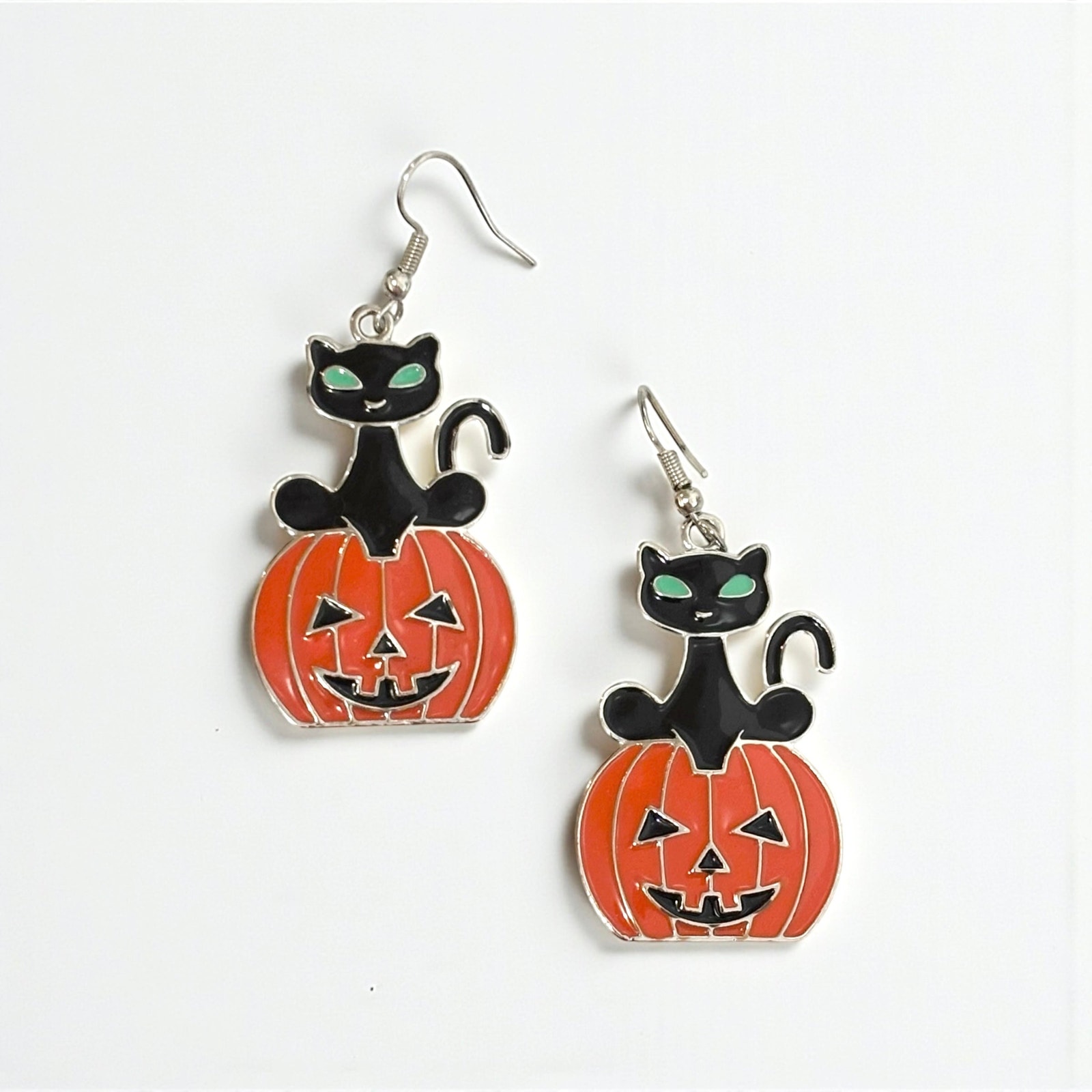 Black Cat Over Pumpkin Earring 15$